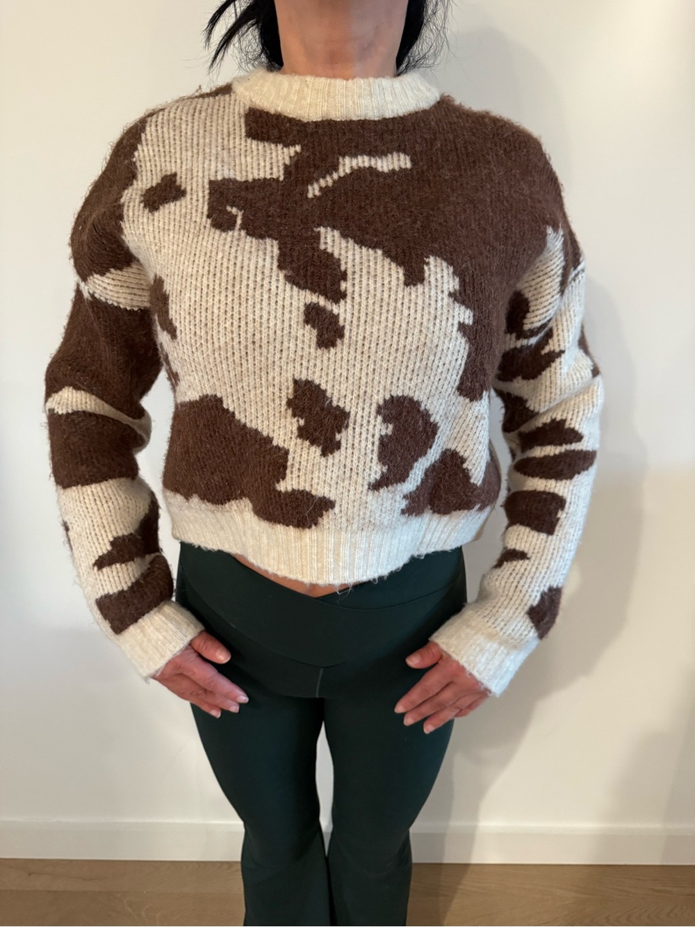 Bershka Cream and Brown Patterned Cropped Knit Sweater